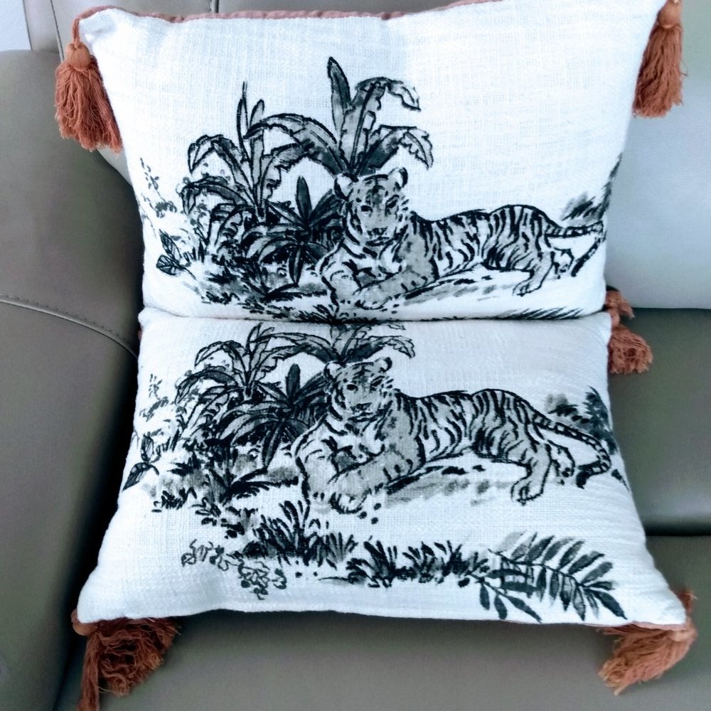 COTTON & VELVET PRINT PILLOW WITH TIGEr IMAGES & TASSELS - Picture 6 of 10